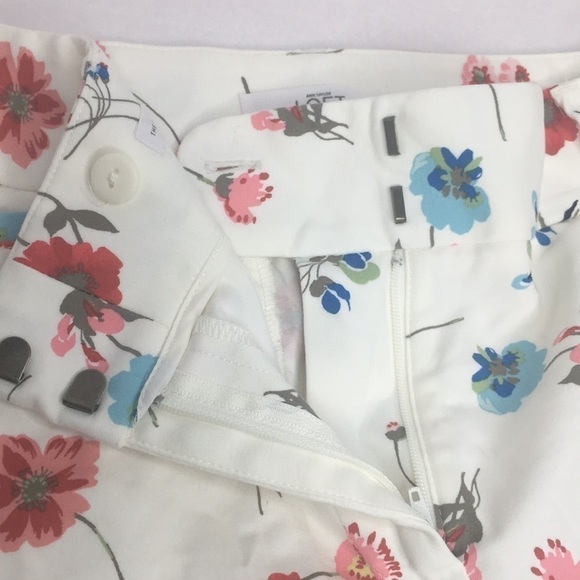 Loft The Riviera Short in cream with floral pint - Picture 3 of 8